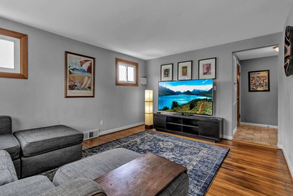 Gorgeous 2 Queen Bedroom Apartment In North Buffalo With 70 Inch Tv Exterior photo