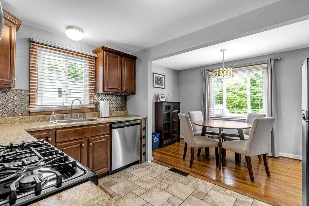 Gorgeous 2 Queen Bedroom Apartment In North Buffalo With 70 Inch Tv Exterior photo